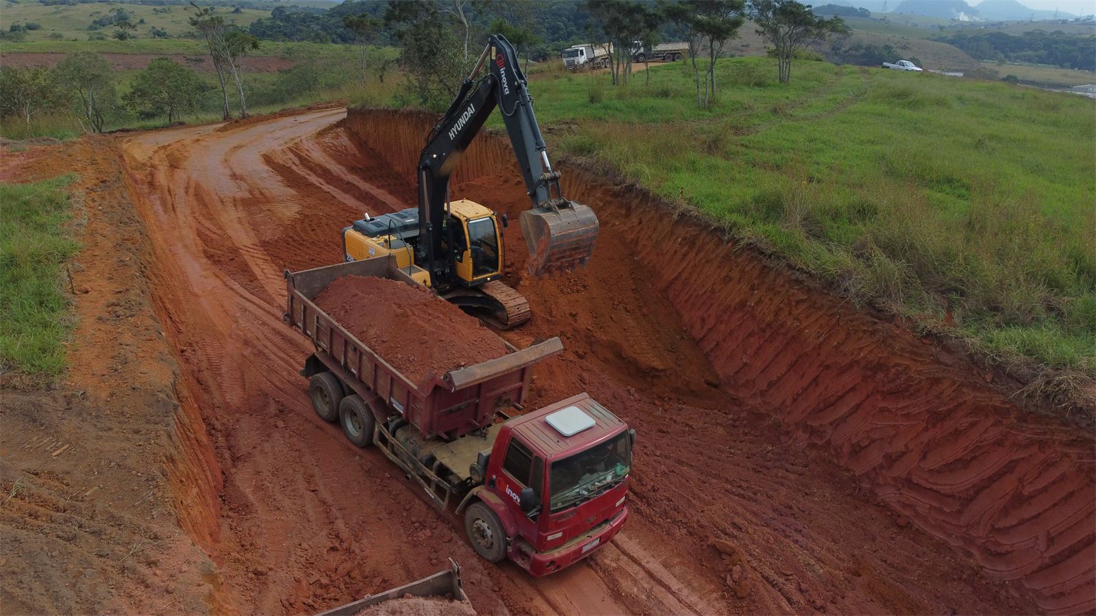 Operação de terraplanagem da Inova Infraestrutura